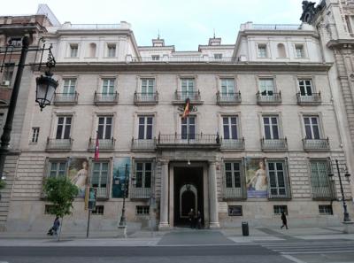 Fachada del Palacio de Goyeneche, en la madrileña calle de Alcalá, donde el Real Gabinete de Historia Natural compartió sede con la Real Academia de Bellas Artes de San Fernando, institución esta que sigue activa en ese lugar. Foto: Luis García (Zaqarbal) / Wikicommons.