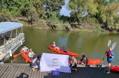 Actividad de sensibilización con piragüistas sobre el impacto de las especies invasoras acuáticas, realizada por el proyecto LIFE Invasaqua en un río del municipio portugués de Benavente.