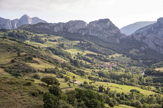 El valle de Liébana (Cantabria) alberga pequeñas poblaciones rurales cuyas actividades antrópicas coexisten con la fauna y flora. Foto: Natalia Magdalena.