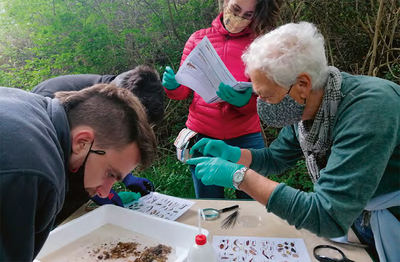 Muestreo de macroinvertebrados
en la provincia de Burgos en el
marco del proyecto AquaCoLab
durante La Gran Semana (foto: Nacho
Martín Andrés).