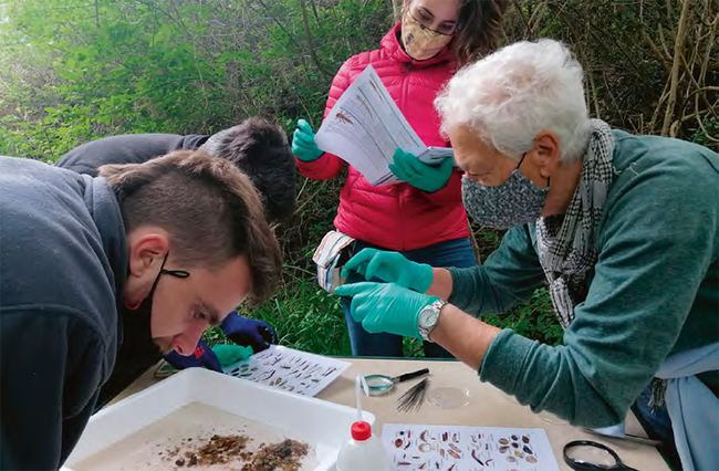 Muestreo de macroinvertebrados
en la provincia de Burgos en el
marco del proyecto AquaCoLab
durante La Gran Semana (foto: Nacho
Martín Andrés).