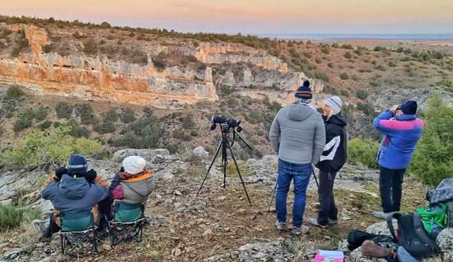 Naturalistas voluntarios durante la pasada edición del Censo de Otoño en las Hoces del Riaza, concretamente en la zona de Valdecasuar (foto: Benito Ruiz).