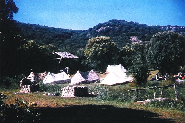 Imagen de uno de los famosos campamentos “Félix Rodríguez de la Fuente”, fotografiado en 1975 en las Hoces del Riaza (Segovia).