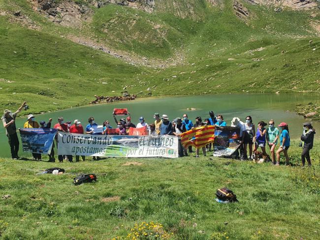 "Foto-cumbre" de un grupo de montañeros que muestra su apoyo a la campaña "Castanesa en las Cumbres". 