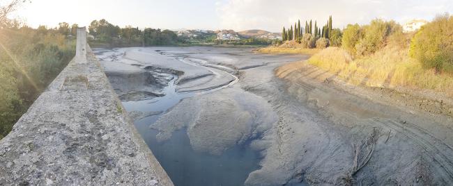 Panorámica del embalse de Cancelada, en la Costa del Sol malagueña, prácticamente seco (foto: Alberto Calvo).