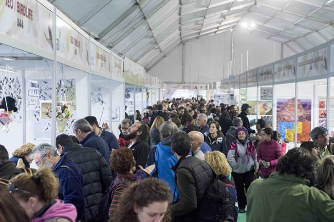 Visitantes de una edición anterior de FIO recorren los expositores de la feria (foto: Turismo de Extremadura).