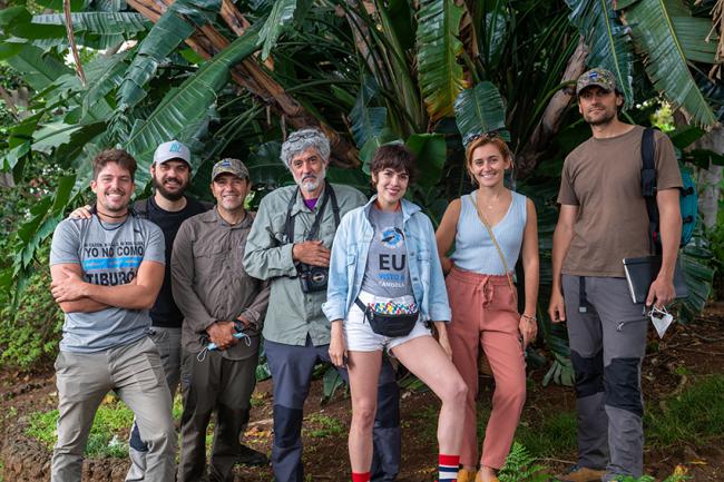 Equipo de producción del documental durante el rodaje en Madeira, con la actriz Adriana Ugarte en el centro.