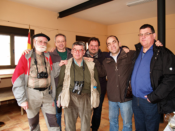 De izquierda a derecha, Antonio Ruiz, Carlos Parrado, Fidel José Fernández, Jesús Cobo, Juan Carlos del Olmo y Jesús Hernando en el homenaje a Hoticiano Hernando que se celebró en 2014 en el ayuntamiento de Montejo de la Vega de la Serrezuela (Segovia). Foto: Carlos Parrado Mejuto.