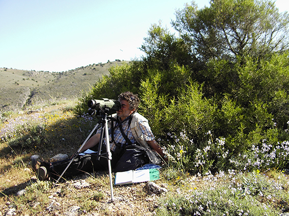 Fidel José observa con su telescopio durante un día de campo en las Hoces del Riaza en mayo de 2006 (foto: Juan José Molina).