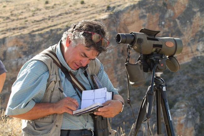 Fidel José toma notas de las observaciones que iba realizando en una visita al Refugio de las Hoces del Riaza en septiembre de 2013 (foto: José Luis Armendáriz).