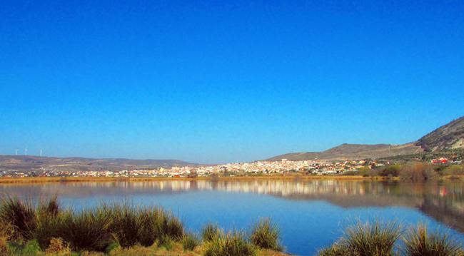 La Laguna del Aguadero es la de mayor extensión y que más volumen de agua contiene de todo el humedal. Al fondo, Padul, municipio donde se localiza este espacio natural.