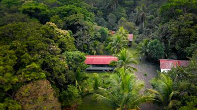 Vista aérea de una de las estaciones científicas de la Reserva Pacuare (foto: Batsù Estudio).