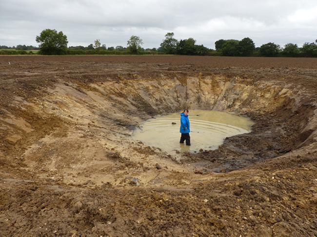 Fase de reconstrucción de una "ghost pond" (charca que había desaparecido) en un campo de cultivo de Norfolk (foto: Carl Sayer).