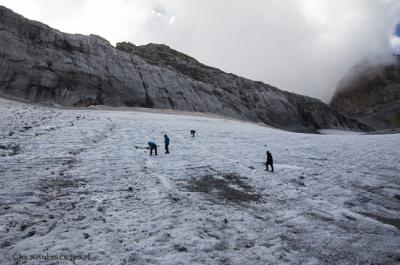 Investigadores durante un trabajo de campo en el glaciar de Monte Perdido (Parque Nacional de Ordesa).