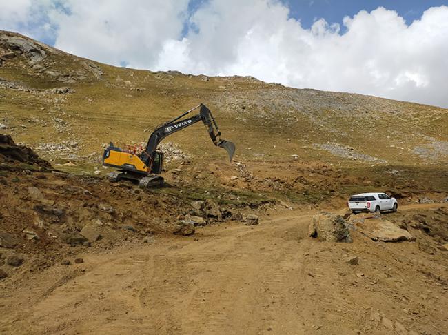 Las máquinas ya están trabajando en hábitats de alta montaña del valle pirenaico de Castanesa sobre los que se prevé ampliar la estación de esquí de Cerler (foto: PDMA).