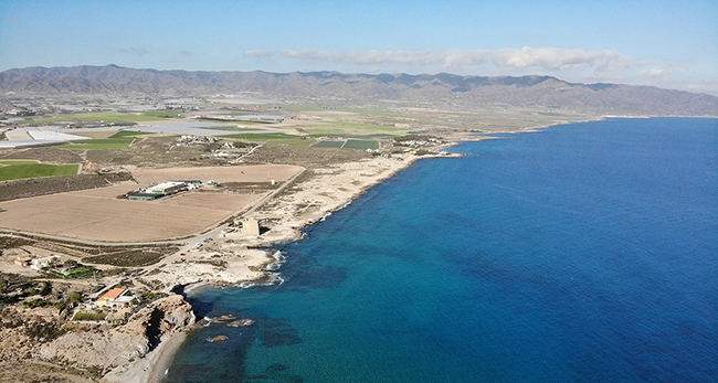 Panorámica de la Marina de Cope desde Cabo Cope (Murcia), con los terrenos que iban a ser urbanizados (foto: V. García / Anse).