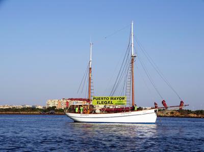 Acción de protesta de Anse y Greenpeace, a bordo del velero Else, contra el proyecto de Puerto Mayor, en enero de 2005.