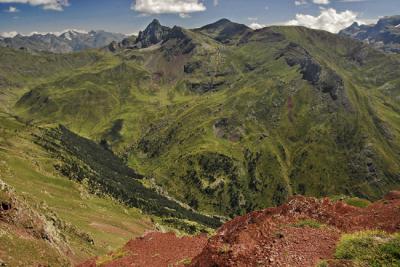 Panorámica del valle de la Canal Roya, en el Pirineo aragonés, con la cima sobresaliente del Pico Anayet al fondo (foto: Eduardo Viñuales).