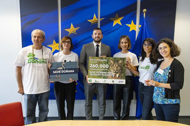 El comisario europeo de Medio Ambiente, Virginijus Sinkevi?ius, recibe las 260.000 firmas de manos de los representantes de las ONG convocantes de la campaña.