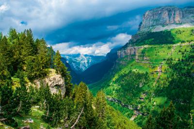 Espectacular panorámica del Parque Nacional de Ordesa y Monte Perdido, en los Pirineos (foto: Franjagoher / Adobe Stock).
