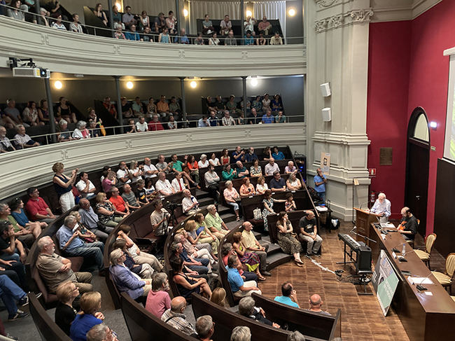 La bonita Aula Magna del Paraninfo de la Universidad de Zaragoza, donde impartió varias conferencias Einstein, se llenó durante el homenaje alternativo a Eduardo Martínez de Pisón (foto: Enrique Mora).