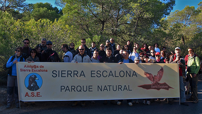 Miembros de ASE muestran una pancarta en favor de la declaración como Parque Natural de Sierra Escalona