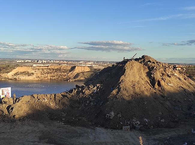 Talud de la laguna de Ambroz (Madrid) donde se halla la colonia de abejaruco, utilizado para el vertido de escombros (foto: SEO/BirdLife).