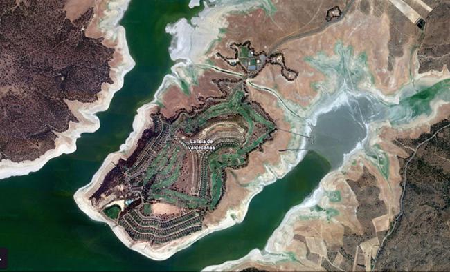 Captura de pantalla de Google Earth donde se aprecia la zona del embalse cacereño de Valdecañas que se eligió para construir la urbanización ilegal.