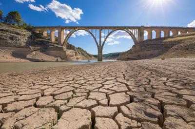 El viaducto sobre el embalse de Entrepeñas, en la provincia de Guadalajara, domina un paisaje en el que se hacen patentes los efectos de la sequía (foto: Q / Adobe Stock).