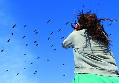 Una voluntaria del Programa Migres censa buitres leonados en migración a su paso por el estrecho de Gibraltar (foto: Fundación Migres).