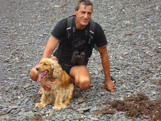 José Luis González Hompanera se toma un descanso durante un censo de hubaras en Canarias en 2012.