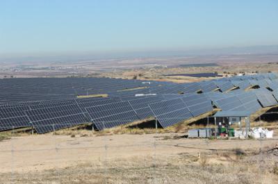 Paneles de una planta fotovoltaica construida en el término municipal de Bargas (Toledo), en la comarca de La Sagra (foto: Asociación ecologista "La avutarda dientes de sable").