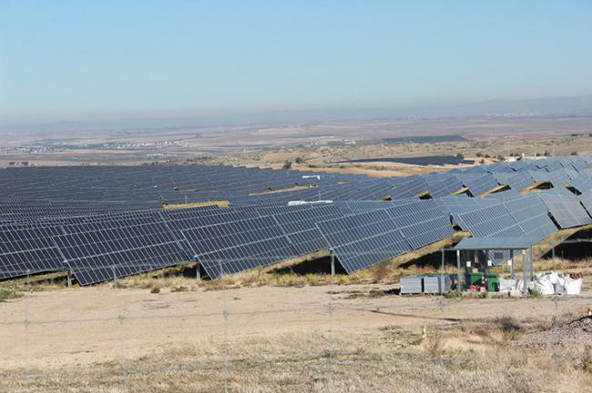 Paneles de una planta fotovoltaica construida en el término municipal de Bargas (Toledo), en la comarca de La Sagra (foto: Asociación ecologista "La avutarda dientes de sable").