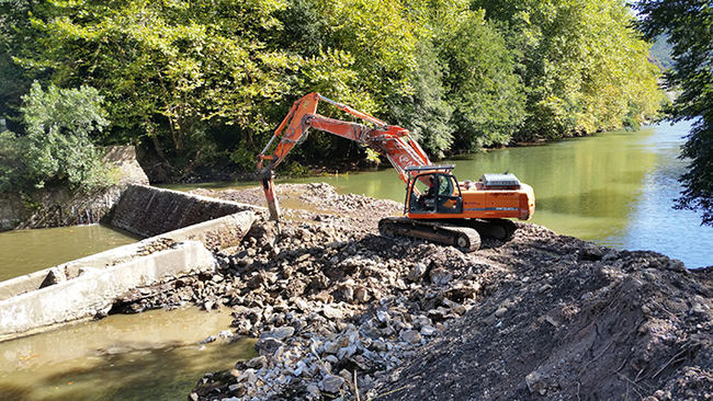 Una máquina trabaja en la demolición de la presa de Endarlaza
(Lesaca, Navarra), con el objetivo de mejorar la conectividad
del río Bidasoa (foto: Gobierno de Navarra).