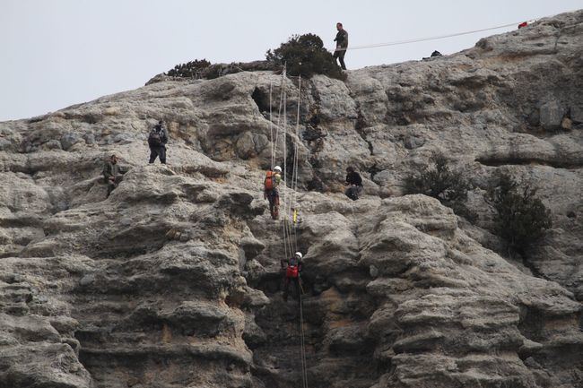 Varios Agentes de Protección de la Naturaleza de Aragón desmontan una vía de escalada cercana a nidos de especies protegidas, en una pared de la sierra de Guara.