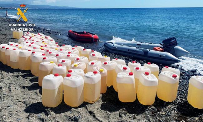 Garrafas incautadas en una playa de la provincia de Cádiz, cuyo destino era el suministro de combustible a las lanchas rápidas del narcotráfico.