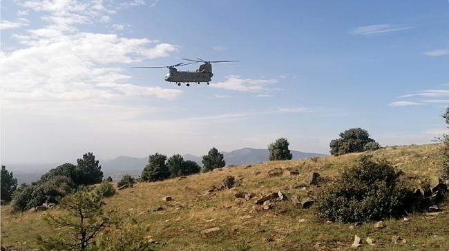 En esta imagen se puede ver uno de los helicópteros de gran tamaño que sobrevuelan habitualmente el Cerro del Telégrafo.