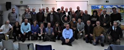 Asistentes al homenaje a Salvador Filella celebrado en Cerdanyola (Barcelona) el pasado 13 de noviembre. El homenajeado aparece señalado con un círculo blanco (foto: archivo Toni Abad).