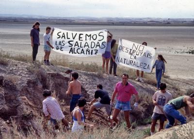 Ecologistas aragoneses taponan los drenajes del plan de regadíos del Bajo Aragón a finales de los años noventa, en protesta por este proyecto que amenazaba a las valiosas lagunas saladas endorreicas de Alcañiz (Teruel). Foto: Eduardo Viñuales.
