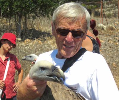 Michel Terrasse sujeta a un buitre leonado en Monte Carmelo, al norte de Israel, durante un proyecto de reintroducción de esta especie que visitó en 2011 (foto: Álvaro Camiña).