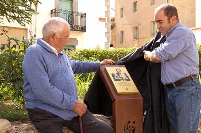 Juan Carlos del Olmo, secretario general de WWF España, descubre una placa en homenaje a Hoticiano Hernando, a la izquierda de la fotografía. El acto se celebró en 2013 en el pueblo de Montejo de la Vega (Segovia). Foto: José Luis Armendáriz.