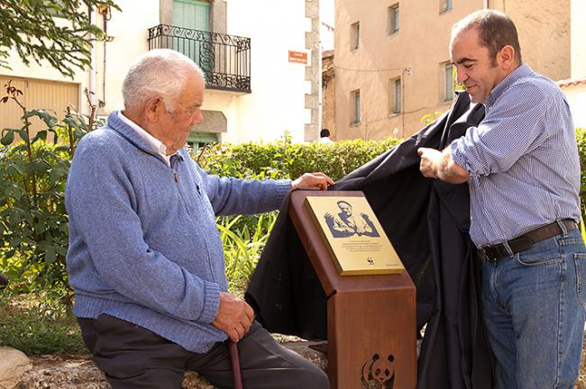 Juan Carlos del Olmo, secretario general de WWF España, descubre una placa en homenaje a Hoticiano Hernando, a la izquierda de la fotografía. El acto se celebró en 2013 en el pueblo de Montejo de la Vega (Segovia). Foto: José Luis Armendáriz.