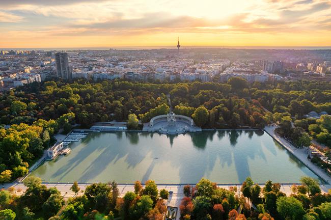 Vista aérea del Parque de El Retiro, en Madrid (foto: Allen.G / Adobe Stock).