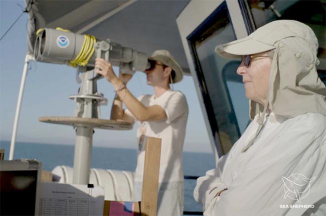 Dos participantes en el seguimiento del Crucero de Observación de Vaquita 2023.