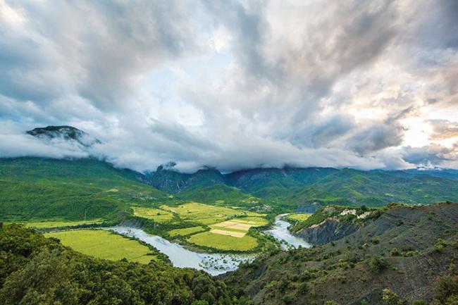 Panorámica del Parque Nacional del Río Salvaje Vjosa, en Albania (foto: Andrew Burr).