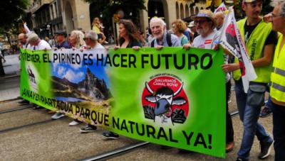 Eduardo Martínez de Pisón, junto con otros defensores de Canal Roya, en una manifestación celebrada en Zaragoza en mayo de 2023 (foto: Eduardo Viñuales).