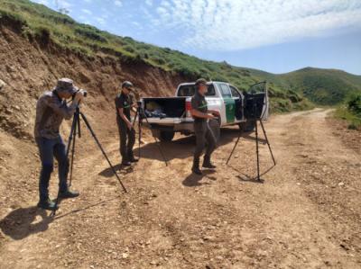Alberto Redondo, director del documental “Los vigilantes de la fauna,” graba a agentes medioambientales de Castilla y León mientras hacen labores rutinarias de seguimiento al norte de la provincia de León (foto: Carlos Javier Durá).