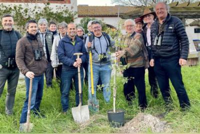 De derecha a izquierda, en primera fila, Sargatal, Terrasse, Mayol y Feliu, junto al roble que inicia el Arboreto 100 Félix, con el resto de participantes en la plantación, en el Parque Natural de los Aiguamolls de l’Empordà, en Girona.