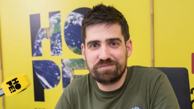 Javier Peña en el estudio donde se graba Hope! Estamos a tiempo (foto: RTVE Play).