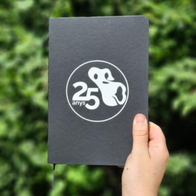 Libreta conmemorativa del 25 aniversario de la Fundación MONA.